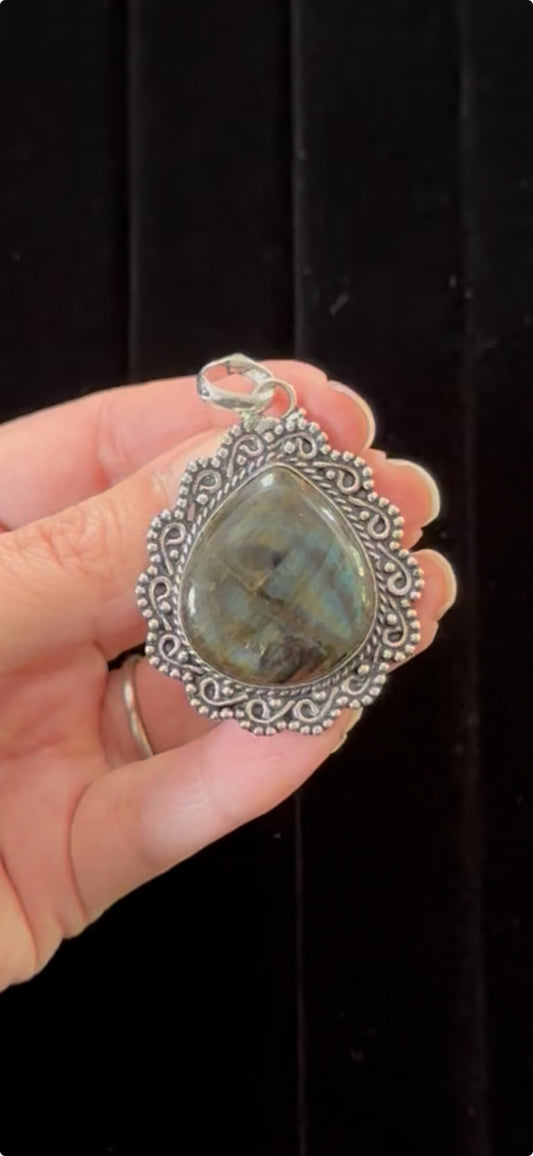 Silver Labradorite Pendant